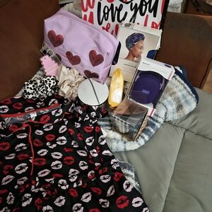 Red and Pink Lip Nightgown With Gifts And Included Gift Bag.